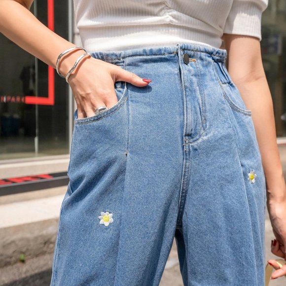Floral Embroidery Cropped Mom Fit Jeans - Picture 4 of 6
